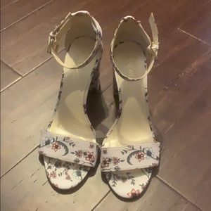 Pale pink floral pump